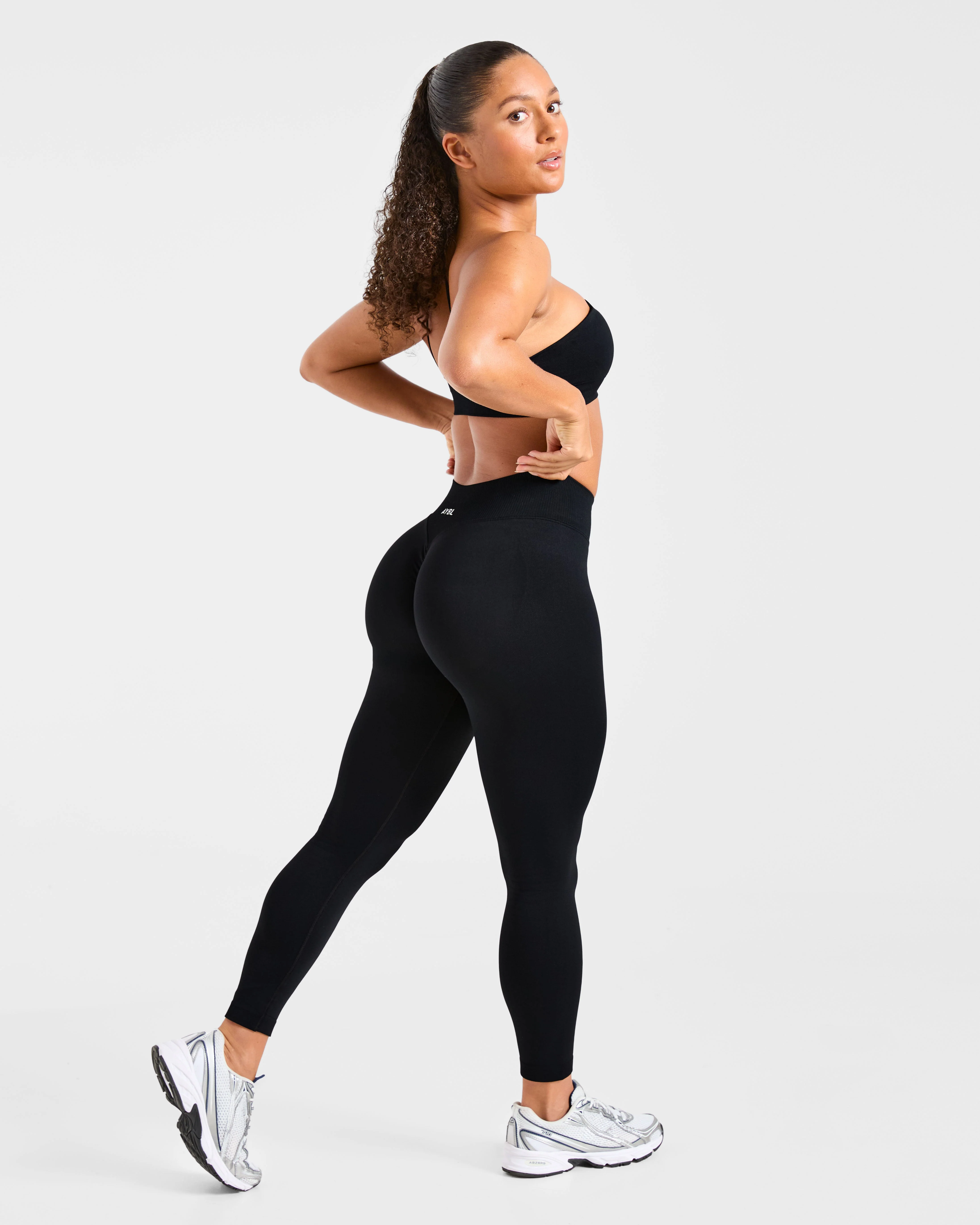 Enhance Seamless One Shoulder Sports Bra - Noir - Image 4